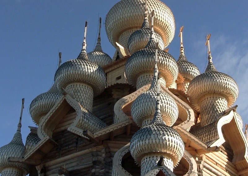 夏の教会の玉ねぎ型のドームは22個、建物全体は木造で釘は使われていません