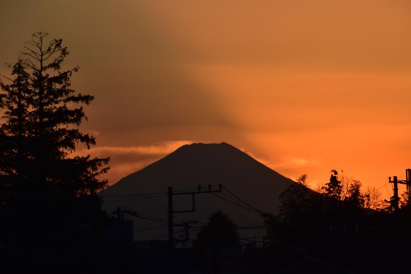 太陽が富士山の頂上を少し外れて沈んだ直後。山の影が黒く上に伸びている。